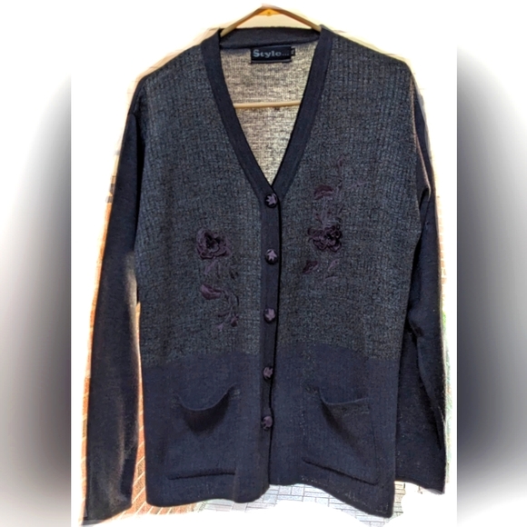 Vintage Charcoal Sweater * Embroidered Flowers * VNeck *Buttons * Pockets * XL - Picture 7 of 7